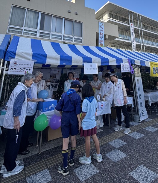 区民祭奉仕団ブースでの活動の様子